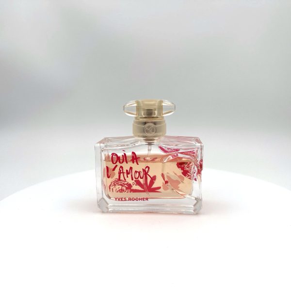 Oui à l’Amour – Eau de Parfum floral et pétillant pour femme Flacon de l’Eau de Parfum Oui à l’Amour de Yves Rocher, parfum floral fruité féminin