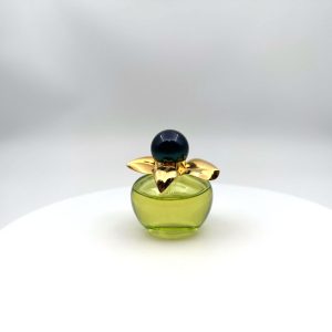 Flacon vert en forme de pomme du parfum Nina Bella de Nina Ricci