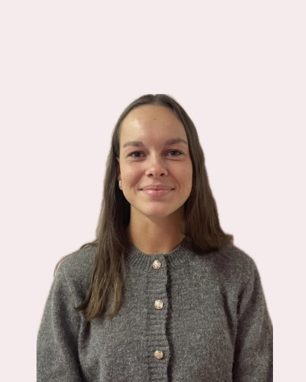 Portrait d'Agathe, créatrice de la marque Sensia, souriante