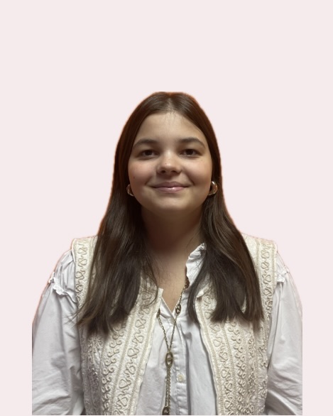 Portrait de Juliette de chez Sensia, vêtue d'une blouse blanche et d'un gilet brodé sans manches.