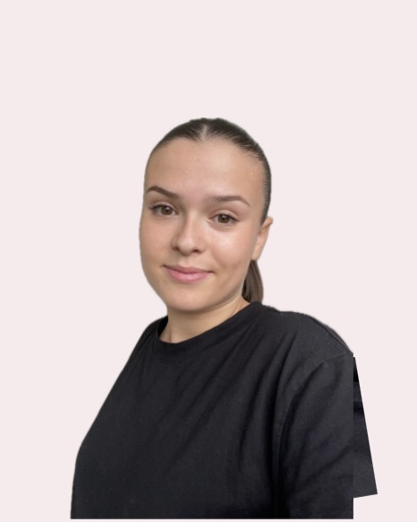 Portrait de Maellane, créatrice de Sensia, portant un haut noir sobre, cheveux attachés.